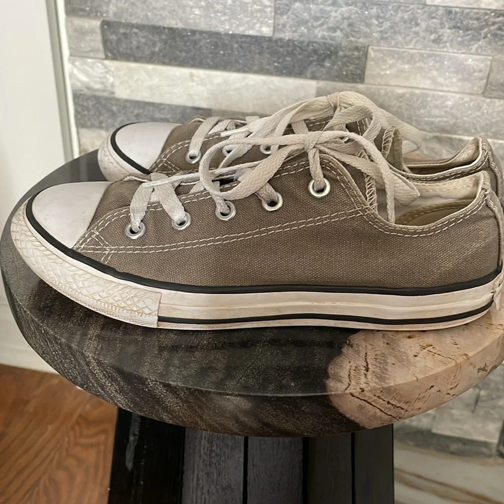 CONVERSE CHUCK TAYLORS YOUTH SIZE 2